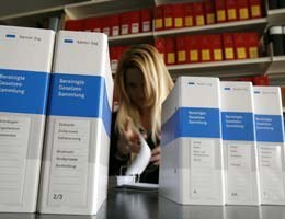 Bibliothek mit Büchern zur Bereinigten Gesetzessammlung des Kantons Zug