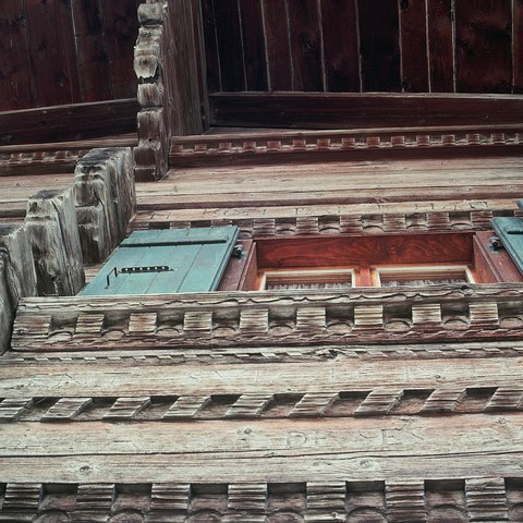 Hausfassade mit Friesornamenten 1659 Les Moulins (VD)