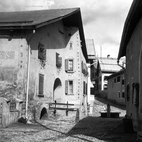 Häuser in Guarda Sgraffito und Malerei (GR)