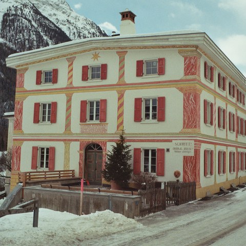 Nach Brand von 1891 entstandene Hausfassade mit Sgrafitto und Malerei Lavin (GR) 