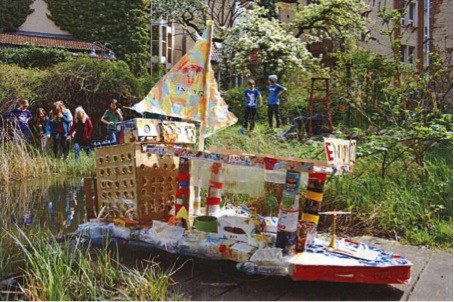Kinderschiff aus Abfällen gebastelt