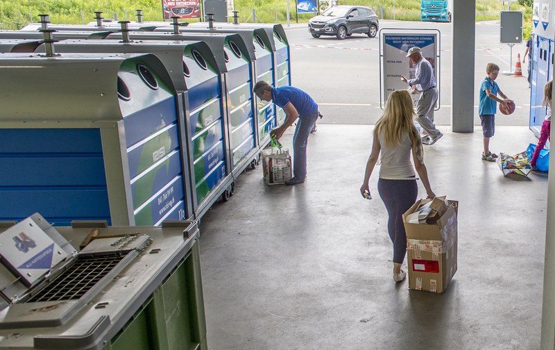 Abfallsammelstelle mit Separatsammlung