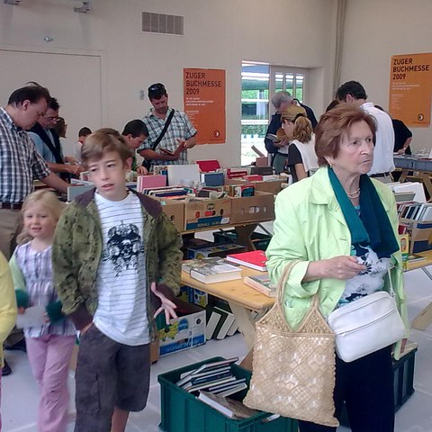 29082009_003 Büchersuchende in Turnhalle.jpg