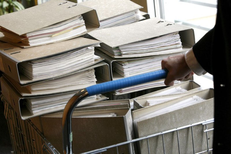 Aktenberg mit Ordnern