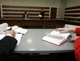 Gerichtssaal mit Personen